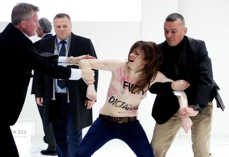 Des FEMEN se dénudent devant Merkel et Poutine (4)