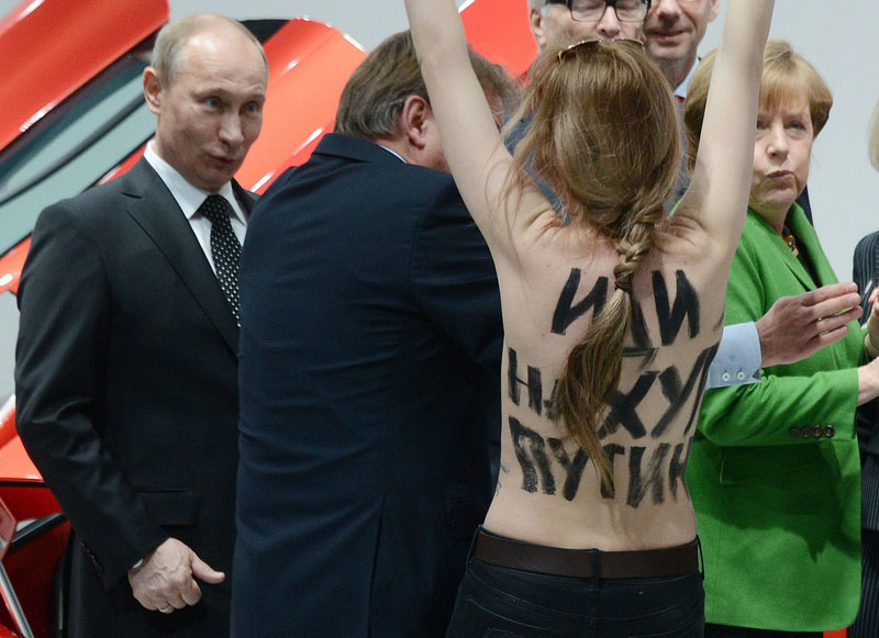 Des FEMEN se dénudent devant Merkel et Poutine (2)