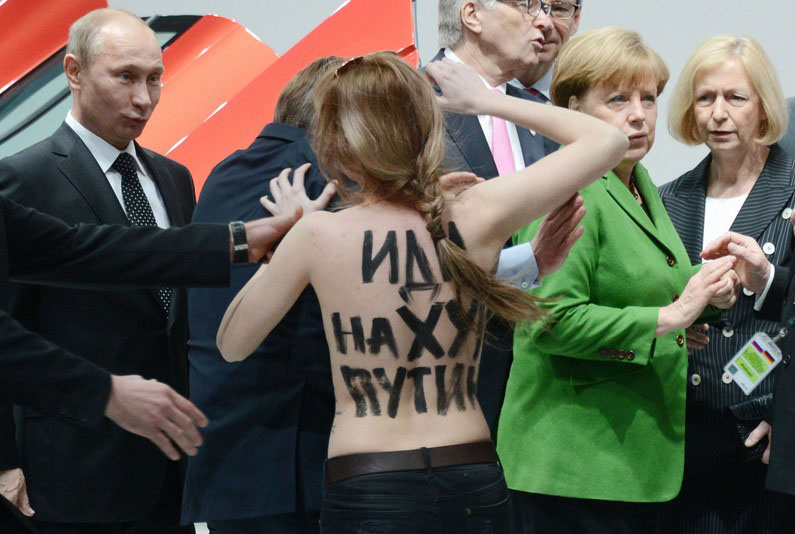 Des FEMEN se dénudent devant Merkel et Poutine
