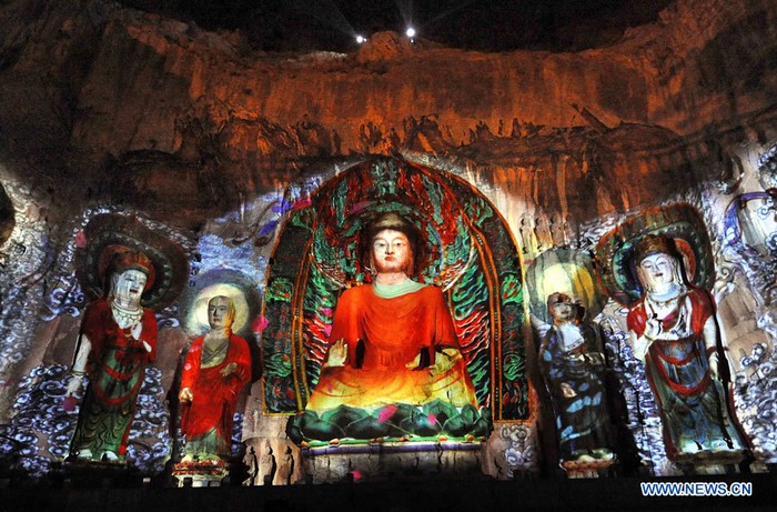 EN IMAGES: Vue nocturne des grottes de Longmen à Luoyang