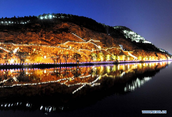 EN IMAGES: Vue nocturne des grottes de Longmen à Luoyang (7)