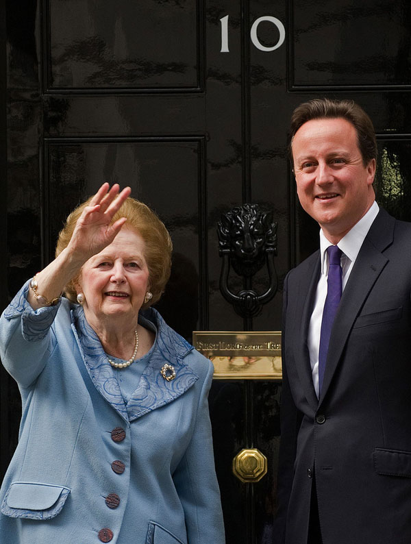 Margaret Thatcher et le Premier ministre David Cameron devant le 10 Downing Street, le 8 juin 2010. (Photo: Xinhua/AFP)