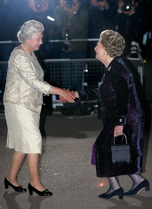 La Reine Elizabeth II serre la main avec Margaret Thatcher (D) lors de la célébration du 80e anniversaire de la reine, le 13 octobre 2005. (Photo: Xinhua/AP)