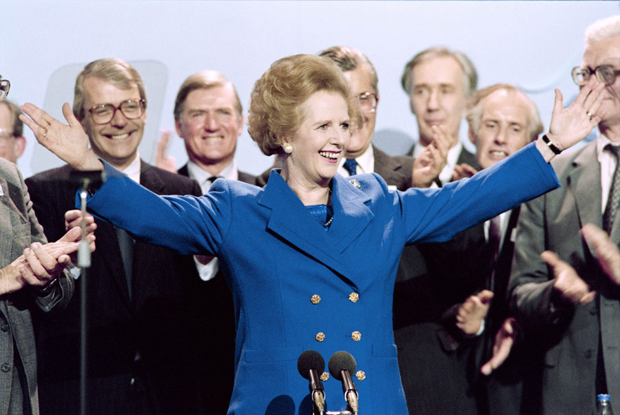 Margaret Thatcher se fait applaudir à la fin d'un discours par les membres de son parti à Blackpool, le 13 octobre 1989. (Photo: Xinhua/AFP)