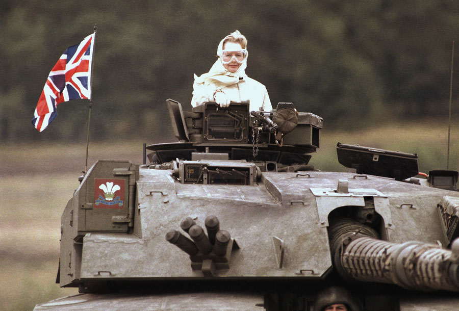 La Première ministre britannique Margaret Thatcher dans un char britannique lors d'une visite aux forces britanniques à Fallingbostel, environ 120km au sud de Hambourg, en Allemagne, le 17 septembre 1986. (Photo: Xinhua/AP)