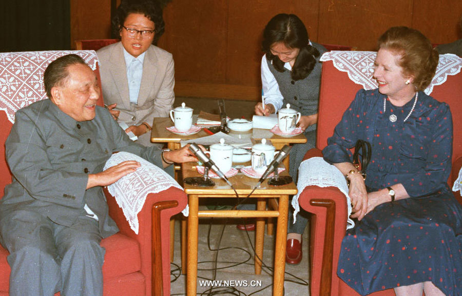 Deng Xiaoping rencontre la Première ministre britannique Margaret Thatcher au Grand Palais du Peuple à Beijing, en Chine, le 24 septembre 1982.  