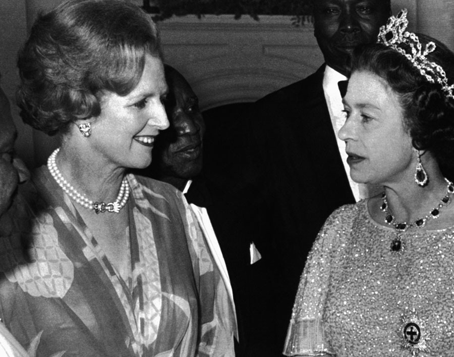 La Reine Elizabeth II rencontre la Première ministre britannique, Margaret Thatcher (à gauche), lors d'une réception pour les 39 chefs de délégations qui participent à la Conférence du Commonwealth à Lusaka, en Zambie, le 1er août 1979. (Photo: Xinhua/AP)