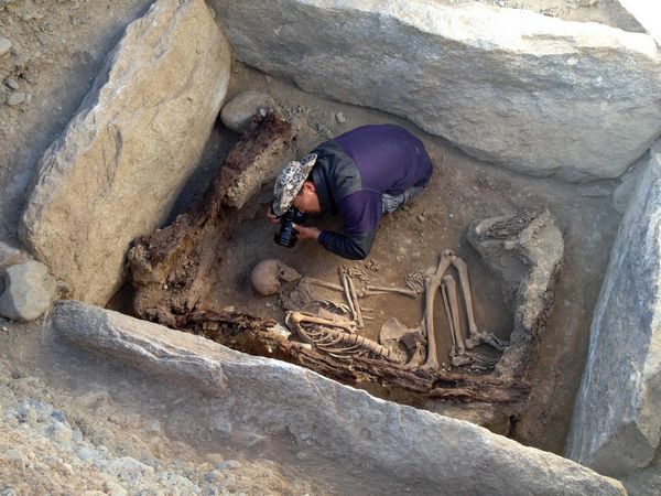 Tombeaux découverts dans la Région Autonome ouïgoure du Xinjiang, dans l'Ouest de la Chine. [Photo / Xinhua]