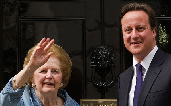 Margaret Thatcher et le Premier ministre David Cameron devant le 10 Downing Street, le 8 juin 2010.