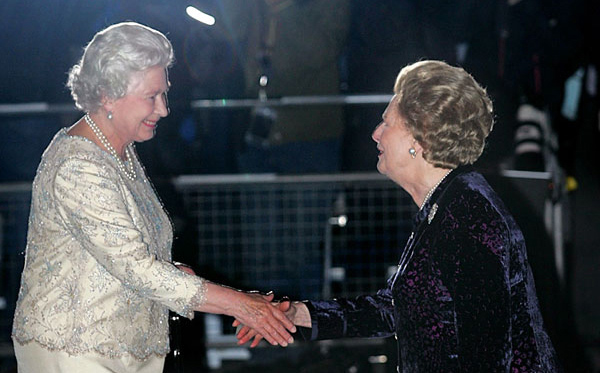 La Reine Elizabeth II serre la main avec Margaret Thatcher (D) lors de la célébration du 80e anniversaire de la reine, le 13 octobre 2005.