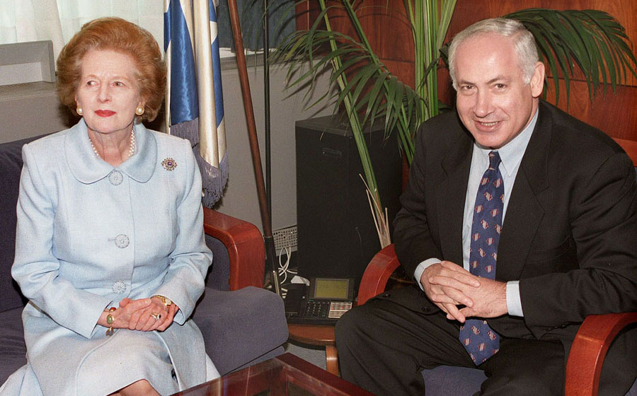 L'ancienne Première ministre britannique Margaret Thatcher rencontre le premier ministre israélien Benyamin Netanyahou à Jérusalem, le 26 août 1998.