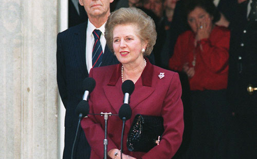 Margaret Thatcher, accompagnée de son mari Denis, s'adresse à la presse pour la dernière fois devant le 10 Downing Street avant son départ du poste de Premier ministre, le 28 novembre 1990.