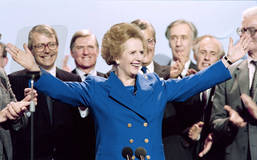 Margaret Thatcher se fait applaudir à la fin d'un discours par les membres de son parti à Blackpool, le 13 octobre 1989.
