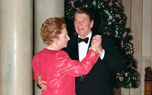 La Première ministre britannique Margaret Thatcher danse avec le président américain Reagan dans la Maison blanche aux Etats-Unis, le 16 novembre 1988.