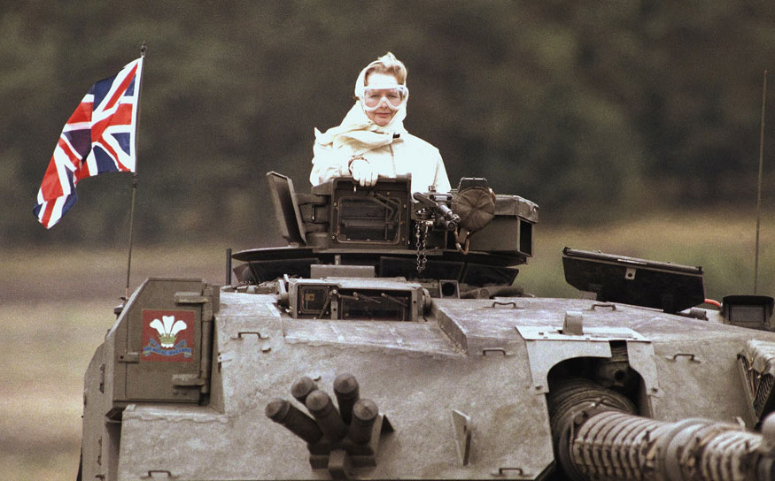 La Première ministre britannique Margaret Thatcher dans un char britannique lors d'une visite aux forces britanniques à Fallingbostel, environ 120km au sud de Hambourg, en Allemagne, le 17 septembre 1986.