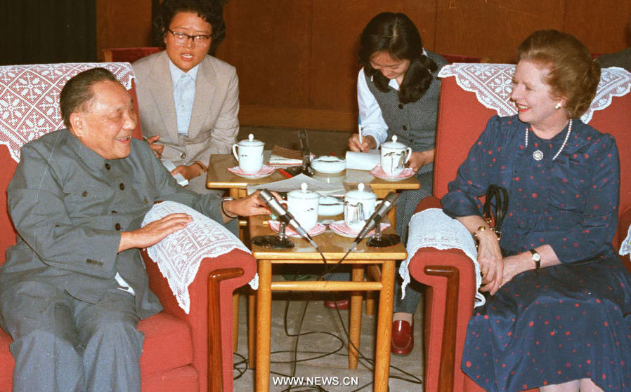 Deng Xiaoping rencontre la Première ministre britannique Margaret Thatcher au Grand Palais du Peuple à Beijing, en Chine, le 24 septembre 1982.  
