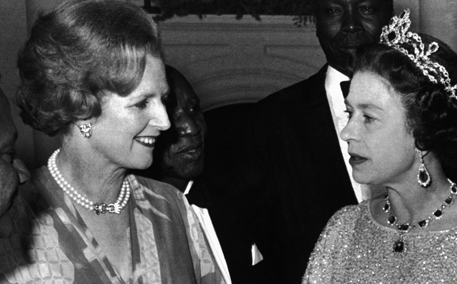La Reine Elizabeth II rencontre la Première ministre britannique, Margaret Thatcher (à gauche), lors d'une réception pour les 39 chefs de délégations qui participent à la Conférence du Commonwealth à Lusaka, en Zambie, le 1er août 1979. 