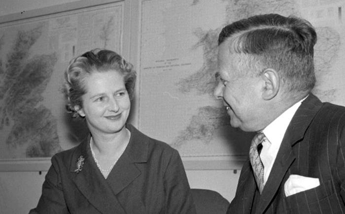 Margaret Thatcher parle avec le ministre John Boyd Carpenter, quand elle commence son nouveau travail au ministère des Retraites et de l'Assurance sociale, à Londres, le 12 octobre 1961.
