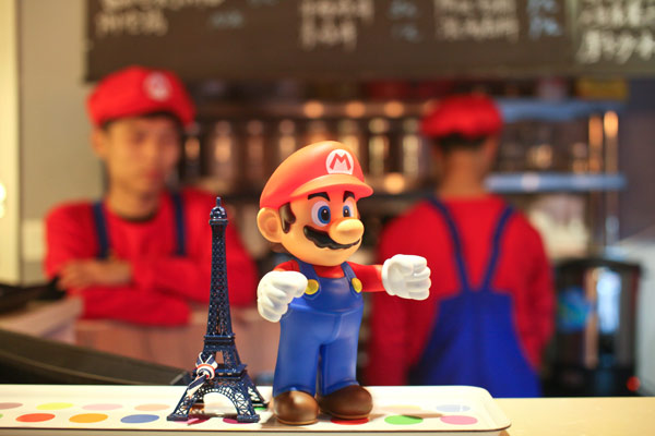 Les serveurs font le service en « Super Mario » dans ce nouveau restaurant de Tianjin, le 8 avril 2013. [Photo/Asianewsphoto ]