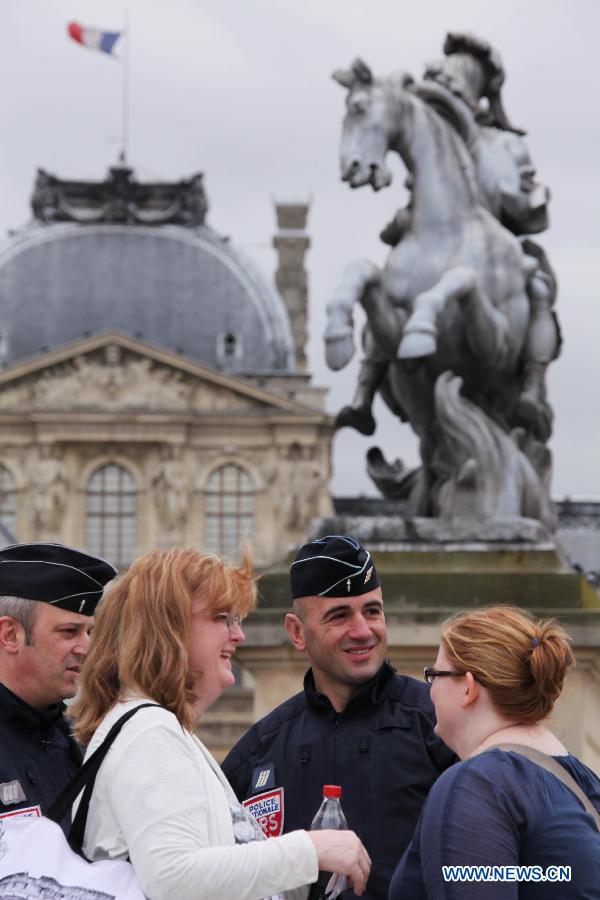 Le Louvre a réouvert ses portes avec des renforts policiers  (3)