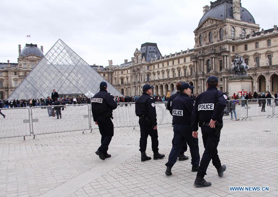 Le Louvre a réouvert ses portes avec des renforts policiers 