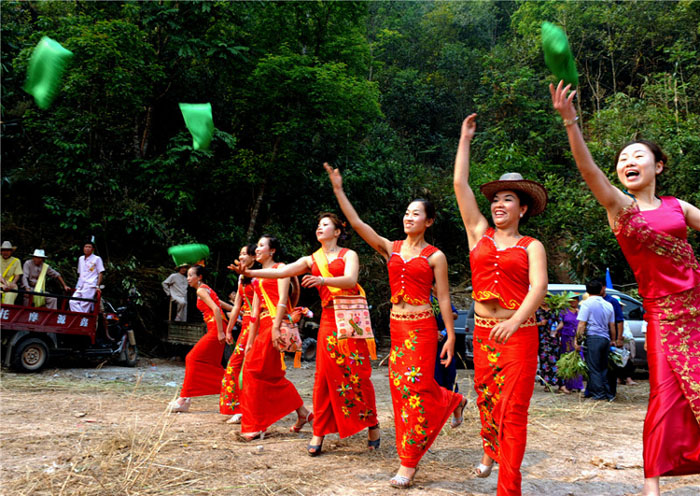 Les femmes jettent des petits sacs lors des célébrations de la Fête de l'eau dans la préfecture autonome Dai et Jingpo de Dehong, dans le Yunnan, le 11 avril 2013. [Photo / Xinhua] 