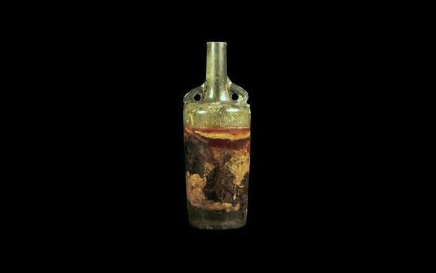 Cette bouteille de vin découverte en Allemagne aurait 1 600 ans et serai ainsi le plus vieux vin du monde. Au moment de la découverte, il ne restait qu'une substance ressemblant à de la cire et de la boue dans la bouteille, mais l'odeur puissante et agréable indique qu'il s'agit de vin.
