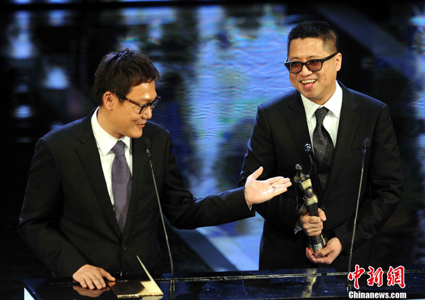 Les deux réalisateurs du film Cold War, Longman Leung (Liang Lemin) et Sunny Luk Kim Ching (Lu Jianqing) ont gagné le prix du Meilleur réalisateur.