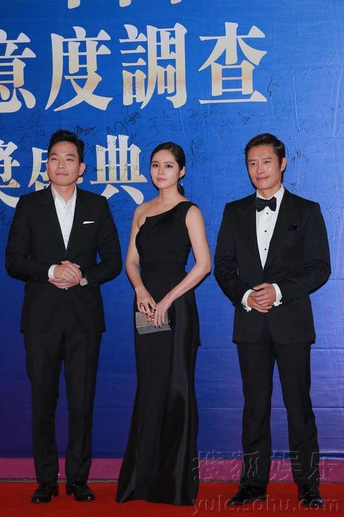 Défilé de stars sur le tapis rouge du Huading Award 2013 (21)