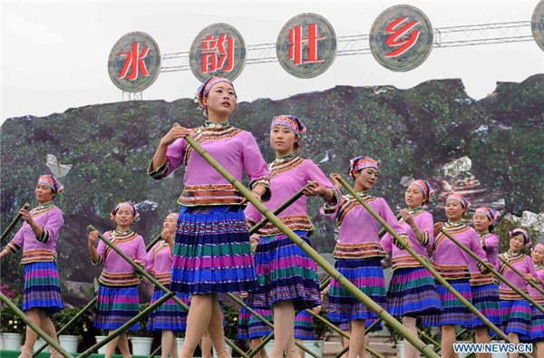 Des femmes de l'ethnie Dai donnent un spectacle lors du festival de la culture et des coutumes folkloriques marquant le "San Yue San" (le troisième jour du troisième mois lunaire du calendrier chinois) dans le Comté de Shizong, dans la Province du Yunnan, dans le Sud-ouest de la Chine, le 12 avril 2013. La Fête du San Yue San, qui attire des dizaines de milliers d’habitants locaux et les touristes venant à la fois de Chine et de l'étranger, a eu lieu ici vendredi. [Photo / Xinhua]