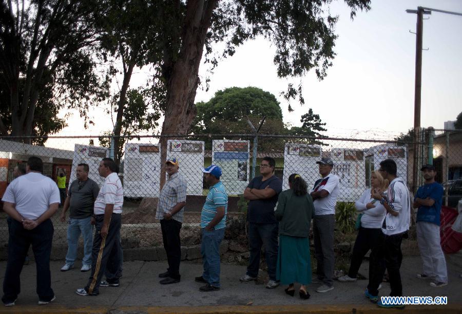 Venezuela/présidentielle : fermeture des bureaux de vote (5)