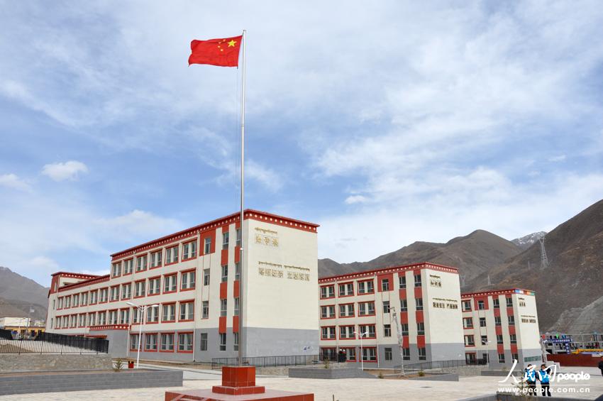 Une image prise le 13 avril 2013 montrant les nouveaux bâtiments du lycée du district Yushu reconstruit après le séisme. (Photo : Liu Juntao et Zhang Hong)