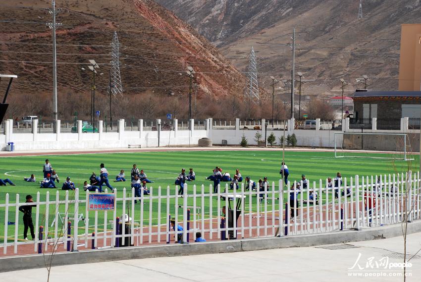 Le 13 avril 2013 dans le lycée du district de Yushu, des lycéens en plein cours. (Photo : Liu Juntao et Zhang Hong)