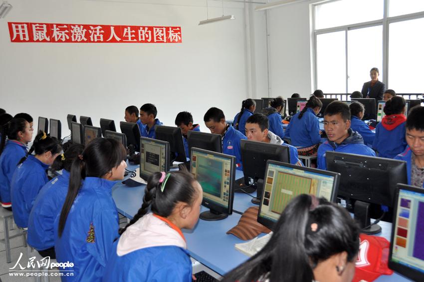 Le 13 avril 2013 dans le lycée du district de Yushu, des lycéens en plein cours. (Photo : Liu Juntao et Zhang Hong)