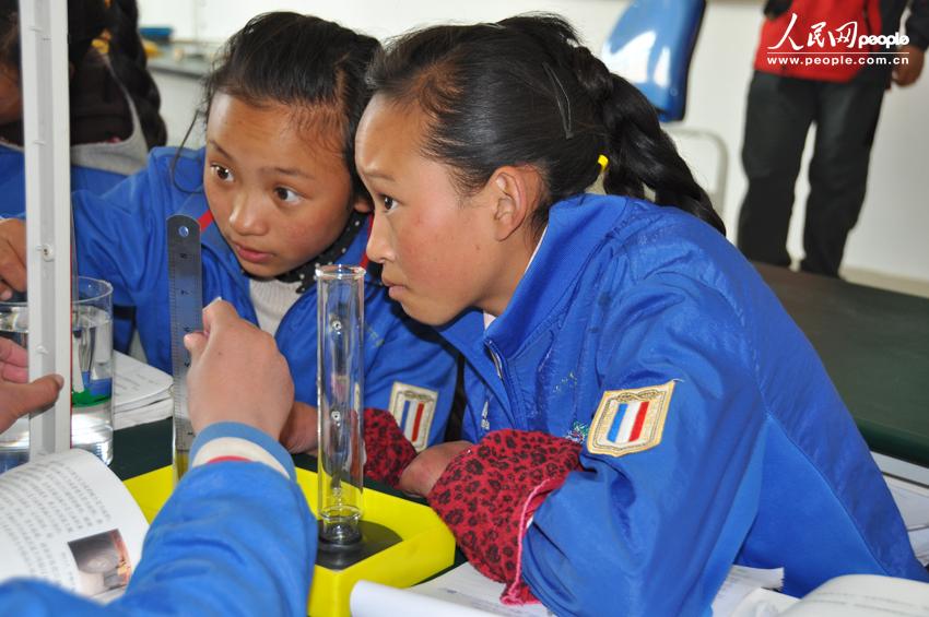 Le 13 avril 2013 dans le lycée du district de Yushu, des lycéens en plein cours. (Photo : Liu Juntao et Zhang Hong)