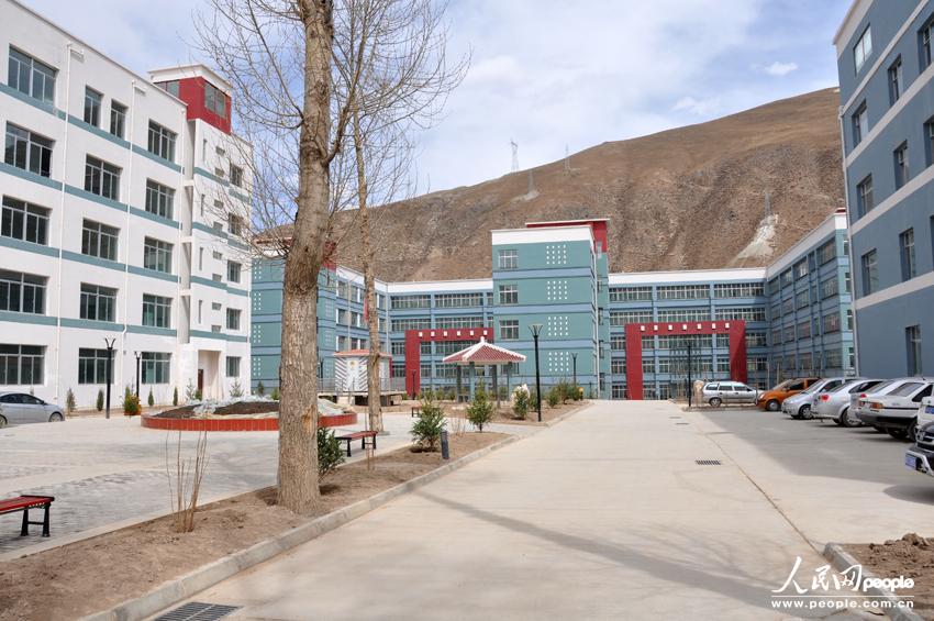 Le 13 avril 2013, le lycée du district de Yushu reconstruit après le séisme. (Photo : Liu Juntao et Zhang Hong)