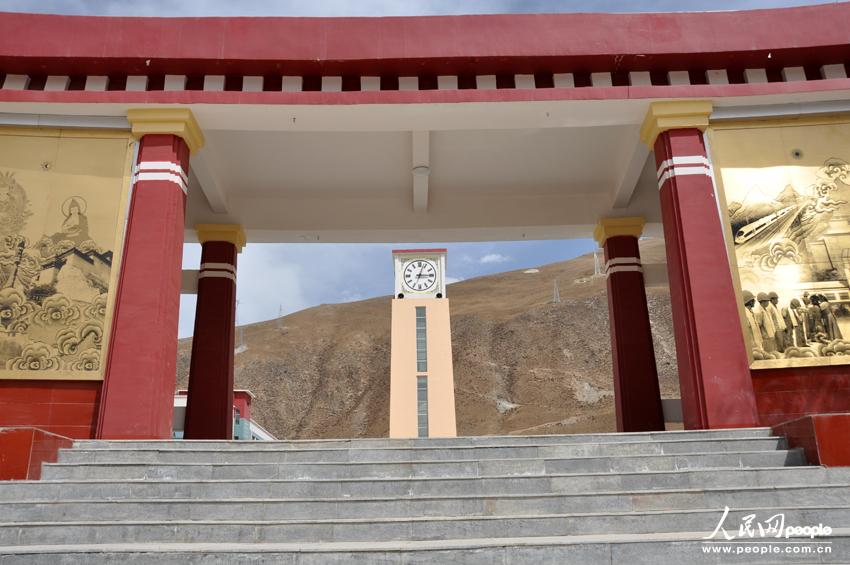 Le 13 avril 2013, le lycée du district de Yushu reconstruit après le séisme. (Photo : Liu Juntao et Zhang Hong)