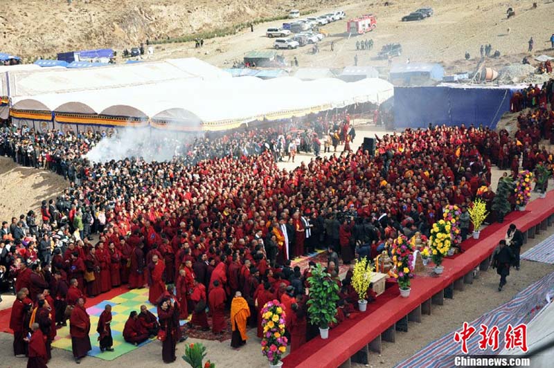 Le 14 avril 2013, des moines récitent le soutra. (Photo : Hu Guilong )