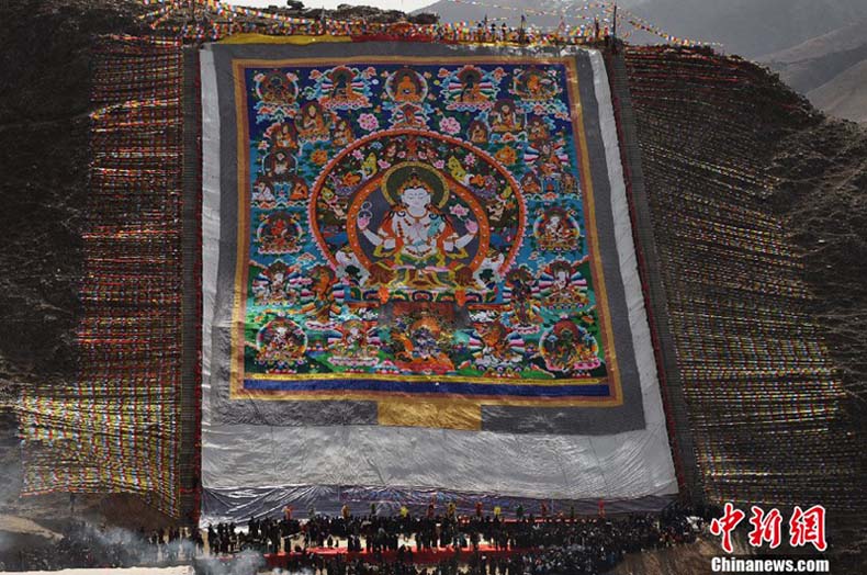 Le 14 avril 2013, un thangka d'une longeur de 70 m et d'une largeur de 50 m a été déployé sur la pente où se trouve le Temple Dangka. (Photo : Hu Guilong )