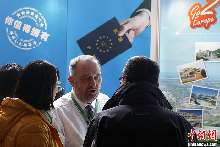 Sur un stand, la publicité accrocheuse d'un promoteur européen promet des passeports pour l'UE à ses clients chinois.