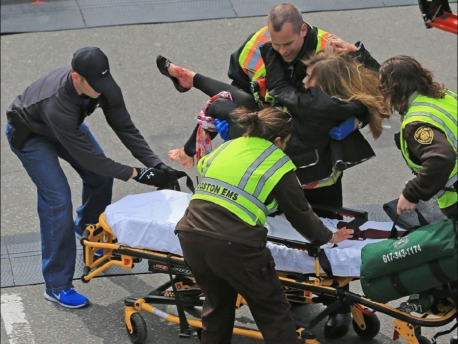 Deux explosions au marathon de Boston : au moins deux morts et de nombreux blessés (9)