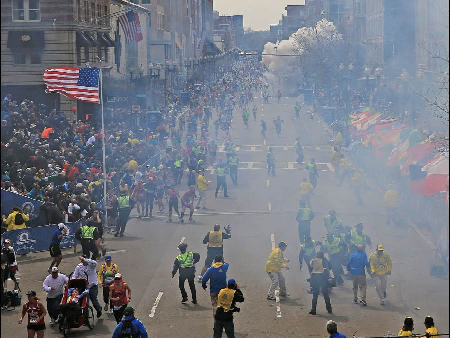 Deux explosions au marathon de Boston : au moins deux morts et de nombreux blessés (8)