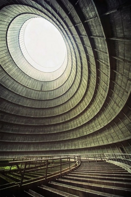 La tour de refroidissement d'une centrale abandonnée