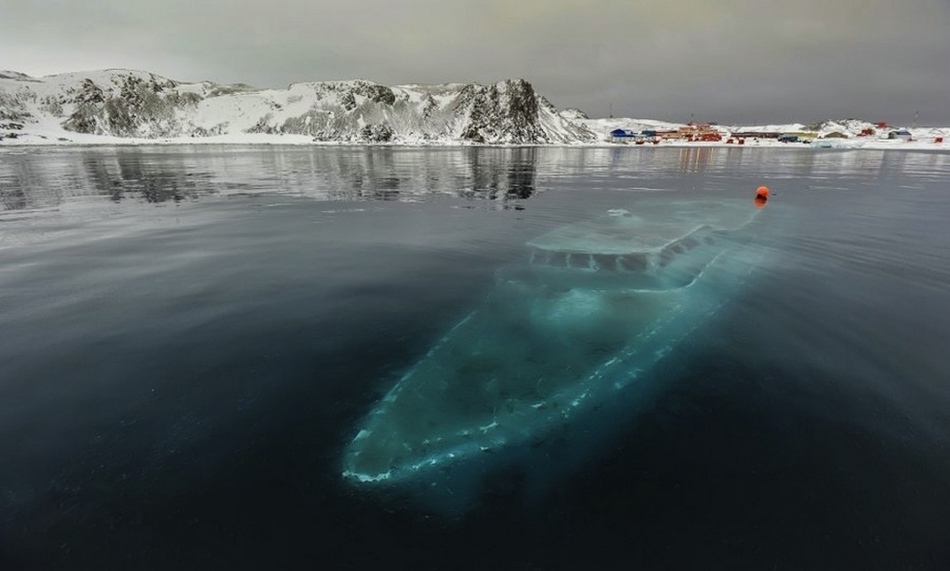 Un bateau submergé en Antarctique
