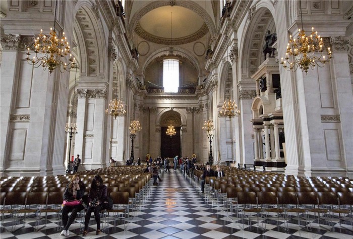 Des visiteurs assis dans la Cathédrale  Saint-Paul, dans la City de Londres, le 15 avril 2013. [Photo / Agences]