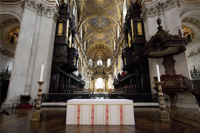 Une vue générale de la Cathédrale  Saint-Paul, où l'on aperçoit l'autel, dans la City de Londres, le 15 avril 2013. [Photo / Agences]