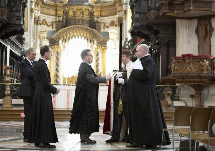 Le lord-maire de Londres, Roger Gifford, répète avec l'épée de cérémonie de deuil, pour les funérailles de l'ancien Premier ministre britannique Margaret Thatcher, à la Cathédrale  Saint-Paul, dans la City de Londres, le 15 avril 2013. [Photo / Agences]