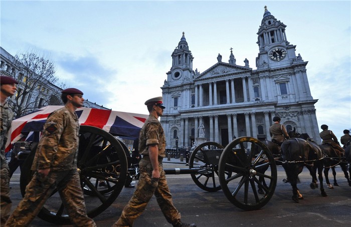 Des membres des forces armées britanniques lors des répétitions des funérailles de l'ancien Premier ministre britannique Margaret Thatcher, dans les premières heures de la matinée, à la Cathédrale  Saint-Paul, dans la City de Londres, le 15 avril 2013. [Photo / Agences]