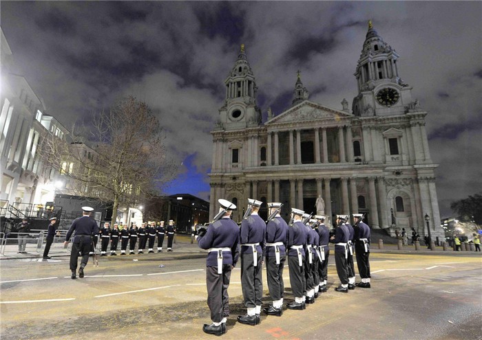 Les membres des forces armées britanniques lors des répétitions des funérailles de l'ancien Premier ministre britannique Margaret Thatcher, dans les premières heures de la matinée, à la Cathédrale  Saint-Paul, dans la City de Londres, le 15 avril 2013.  [Photo / Agences] 