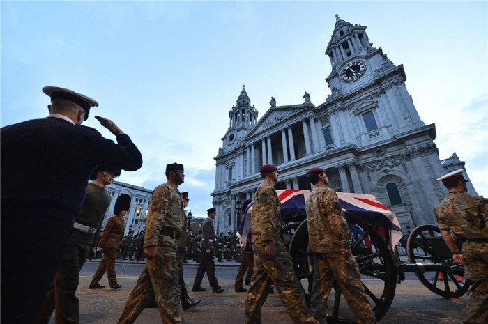 Un affût de canon de la Royal Horse Artillery arrive à la Cathédrale  Saint-Paul alors que des membres des forces armées britanniques répètent pour les funérailles de l'ancien Premier ministre britannique Margaret Thatcher, dans les premières heures de la matinée, à la Cathédrale  Saint-Paul, dans la City de Londres, le 15 avril 2013.[Photo / Agences]